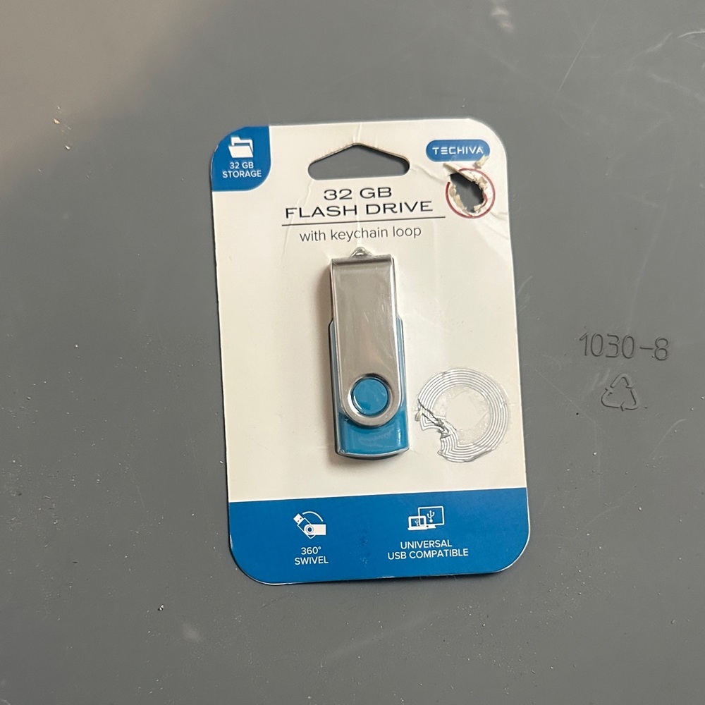 Techiva 32GB Swivel USB Flash Drive - Blue & Silver